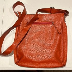 New rust shoulder bag with zipper closure,